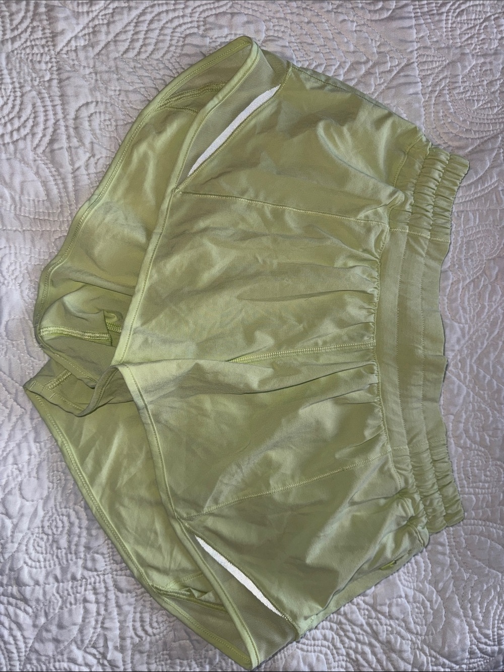 lululemon women’s hotty hot low rise lined 2.5’’ short- crispin green
